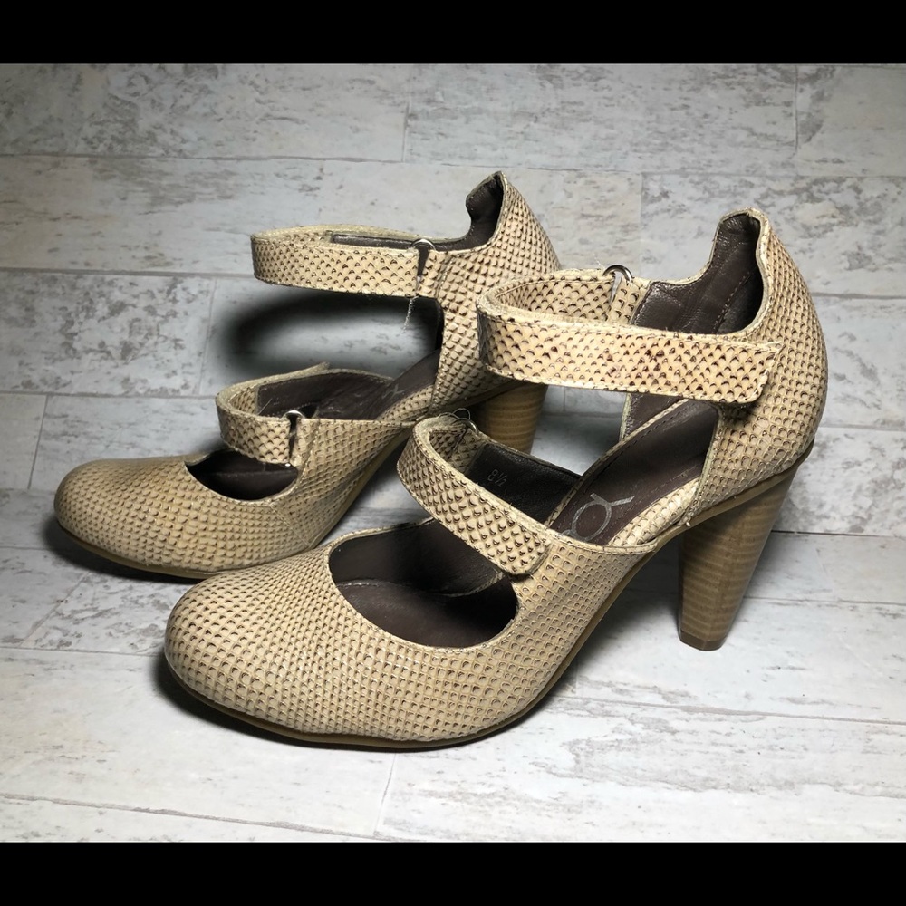 YOU BY CROCS 8.5 LEATHER PUMPS HEELS SNAKE PRINT